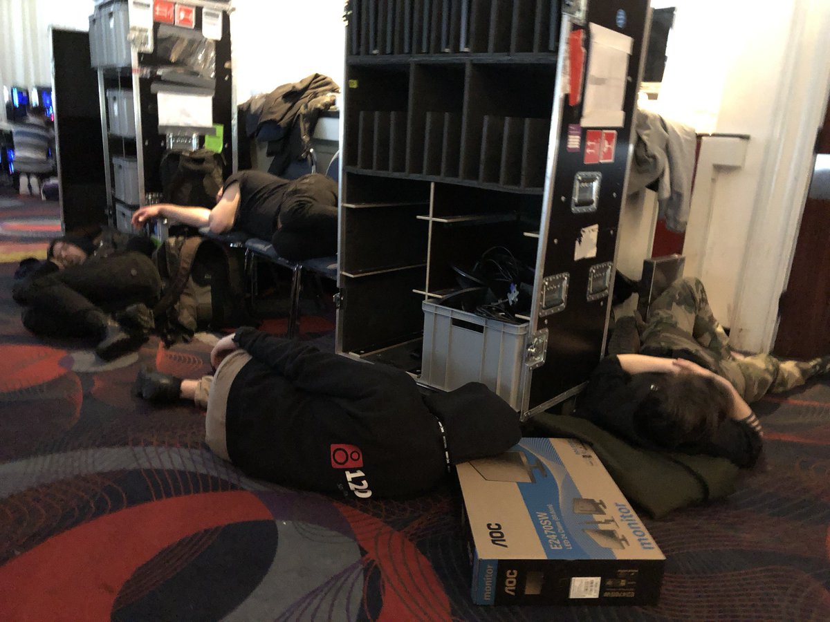 Atomez's tweet photo. @ScokR6S Laisse tomber les rageux ! Je me join volontiers à @timmalos pour t’aider en mémoire de Montreal et ses phases finales qui s’arrêtent pas… cœur avec les doigts ! https://t.co/ijtC1NcKxg