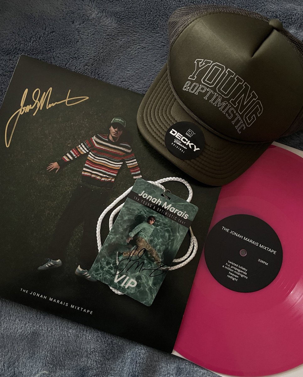 tears are forming ,, thank you so so much  to jenn and her mom for going out of their way to send me these ,, i appreciate you both and i will cherish these goodies forever 🥲🖤 

<a href="/UnLostJenn/">Jenny ◟̽◞̽ 🇺🇦</a> <a href="/JonahMarais/">Jonah Marais</a>