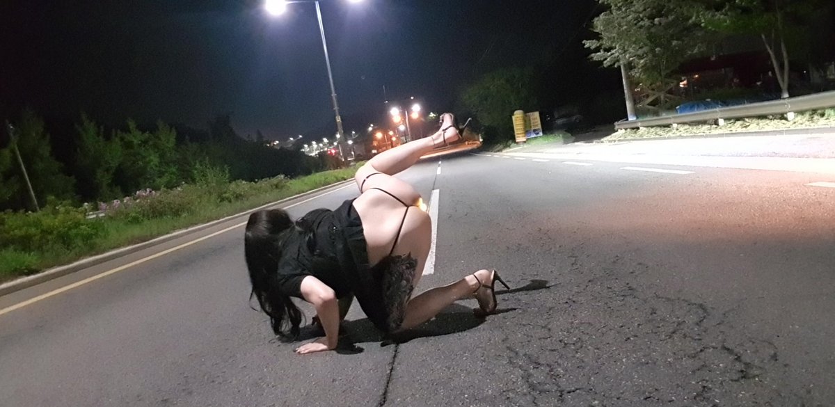 5월4일-4
도로에서도 저러는 병신 암퇘지년이에요~
지나가시는 기사님들이 암퇘지년 따먹을 수 있게 돌아다녀요~
길가는데 역겹고 더러운 썩은 냄세가 난다?
100%로 빡대가리 똥딧불이 이선이 년이 보짓물 흘리면서 보지랑 똥구멍 벌렁벌렁하면서 기어다닌다는 뜻이에요~