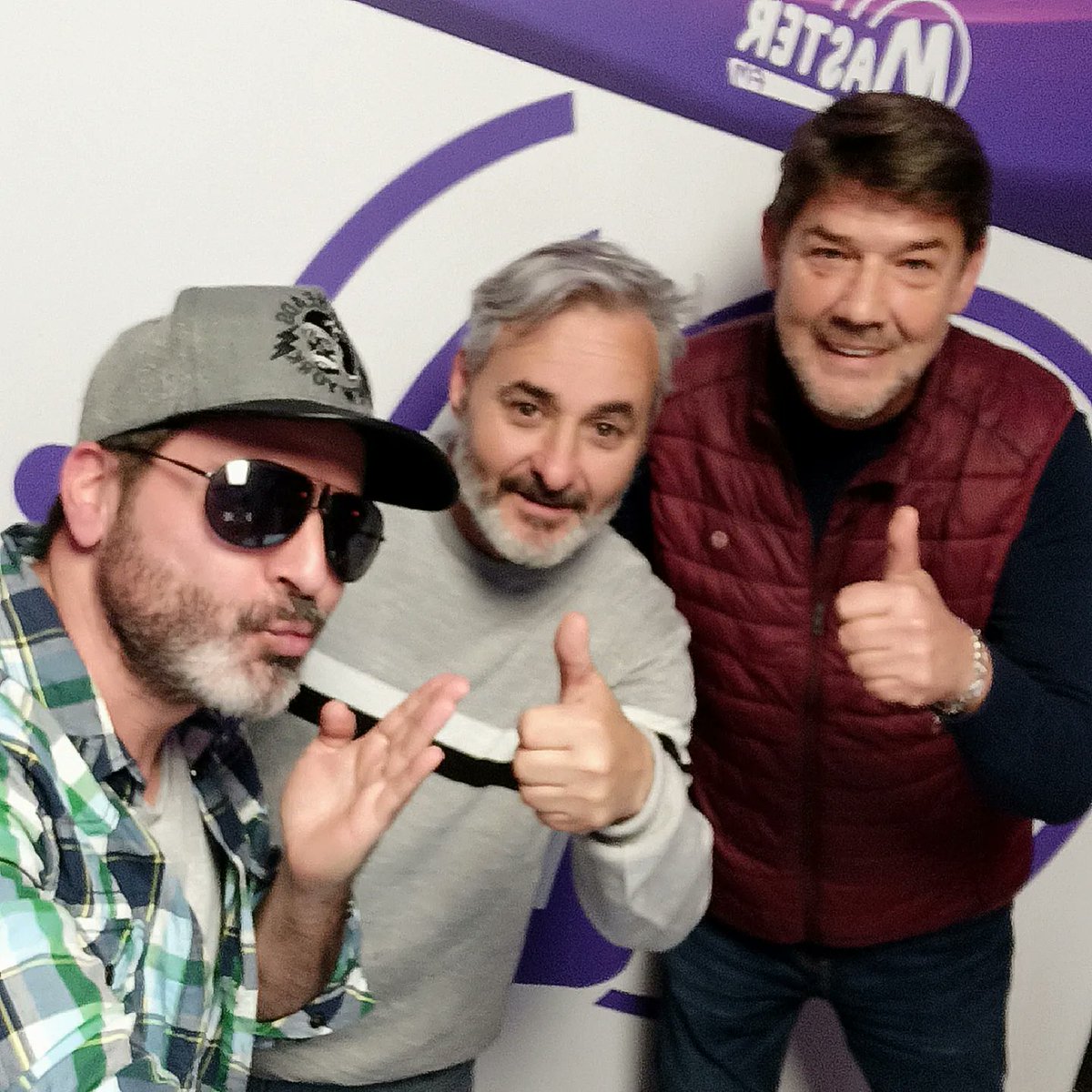 FabianSantacruz's tweet photo. Con el equipo y mis buenos amigos de @masterfm_es Muy agradecido por su amistad y su valioso e incondicional apoyo siempre. 
#fabiansantacruz #artista #cantante #entrevista #masterfm https://t.co/kJ3xiENXGZ