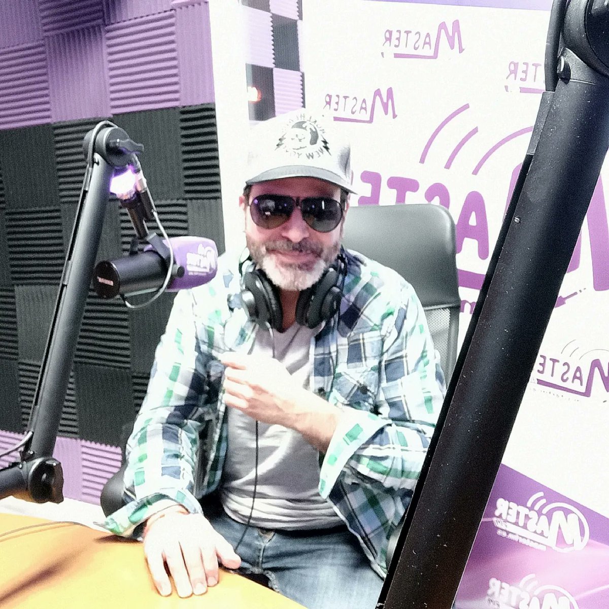 FabianSantacruz's tweet photo. Con el equipo y mis buenos amigos de @masterfm_es Muy agradecido por su amistad y su valioso e incondicional apoyo siempre. 
#fabiansantacruz #artista #cantante #entrevista #masterfm https://t.co/kJ3xiENXGZ