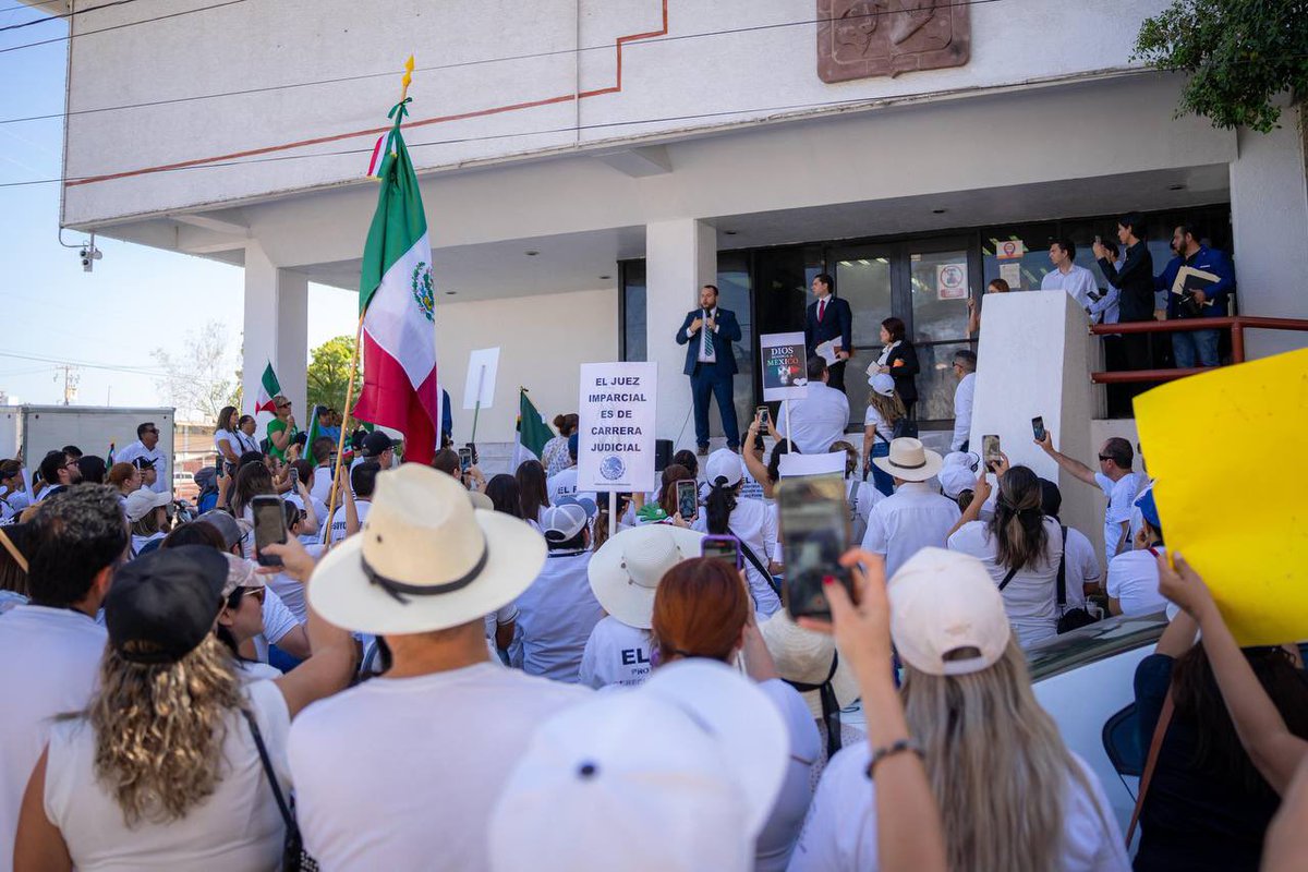 Esto es lo único que piden los manifestantes y trabajadores del Poder Judicial ¡ser ESCUCHADOS y tomados en cuenta!

Pero aquellos LACAYOS del presidente, prefieren el debate democrático que dicen representar: el que no existe.