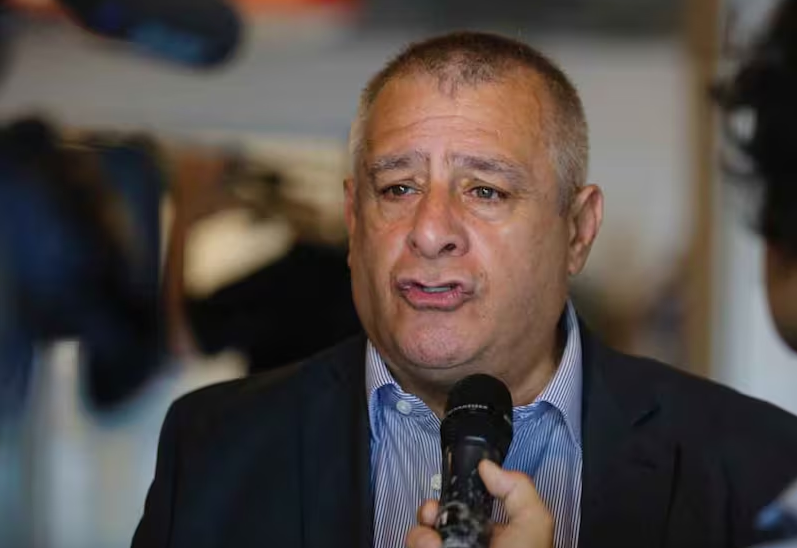 Mientras gana el caos en los aeropuertos argentinos, Edgardo Llano, el sindicalista del Personal Aeronáutico, se fue a España. Ayer, cuando a los pasajeros se les suspendía su vuelo, LLano, su esposa y sus cuatro hijas, aterrizaban en España. Obvio, por <a href="/Aerolineas_AR/">Aerolíneas Argentinas</a>