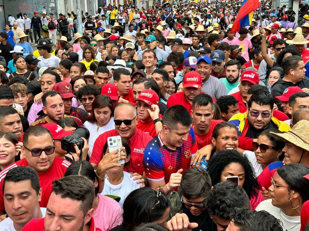 Selfies de la Juventud con el ministro <a href="/dcabellor/">Diosdado Cabello R</a>  📸 #psuv #jpsuv 🇻🇪