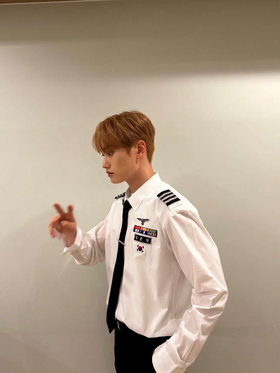 y2bungee's tweet photo. piloto de avion pero justo hoy tenía el #𝗵𝘆𝘂𝗻𝗹i𝘅𖦹o𓈒࣪𝗰a𝗹𝗹 entonces bueno el vuelo puede esperar mientras hablo con estos chiquitos bellos y les cuento cuanto los adoro ! a ver si luego no llegamos tarde a nuestro destino ✈️ pero bueno !

𝙼awz ⋆ 𝕱letcher https://t.co/jFpc5SwU72