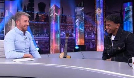 Pitagorismo's tweet photo. Bochornoso e inaceptable lo que hemos presenciado hoy en el hormiguero.

Lamine Yamal: “Eres más bajito en persona, Pablo. (risas)”

Pablo Motos: ”Mucho cuidadito que a mí no me vacila ni mi puta madre, moro de mierda”. 

En casa no estamos dando crédito. #LamineYamalEH https://t.co/7gTmtdnNIc