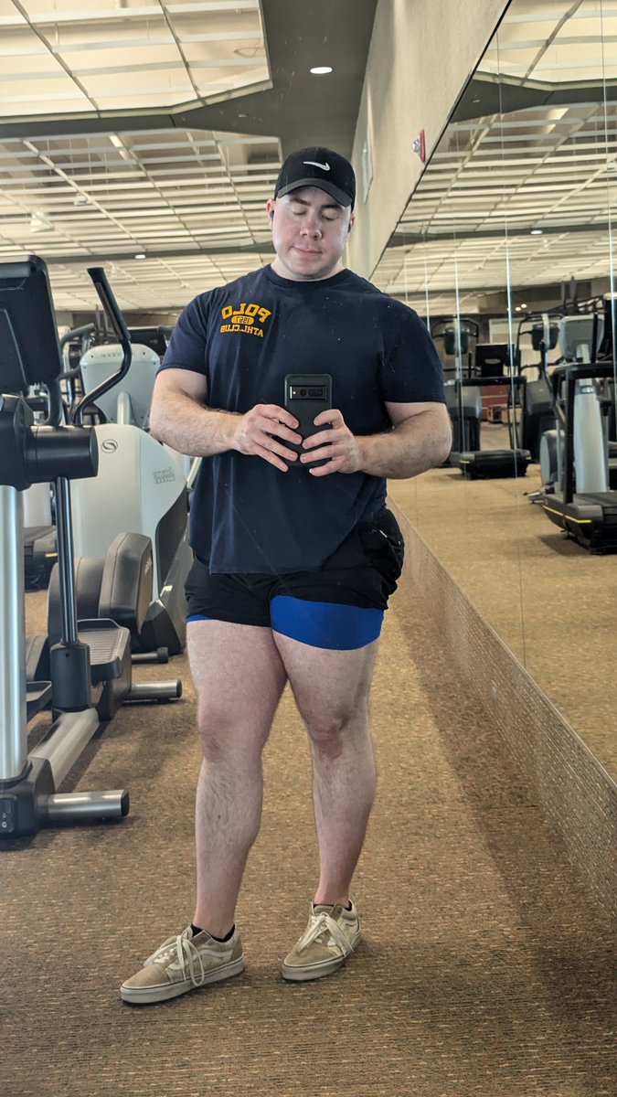 LilChunkSesh's tweet photo. I started lifting back when the internet was crazy about Starting Strength and similar bottom heavy programs and I don't think my upper ever caught up (maybe it's genes idk). Having nice legs is cool but big chests are where my heart lies 🫠 https://t.co/P6bFbeuEOn