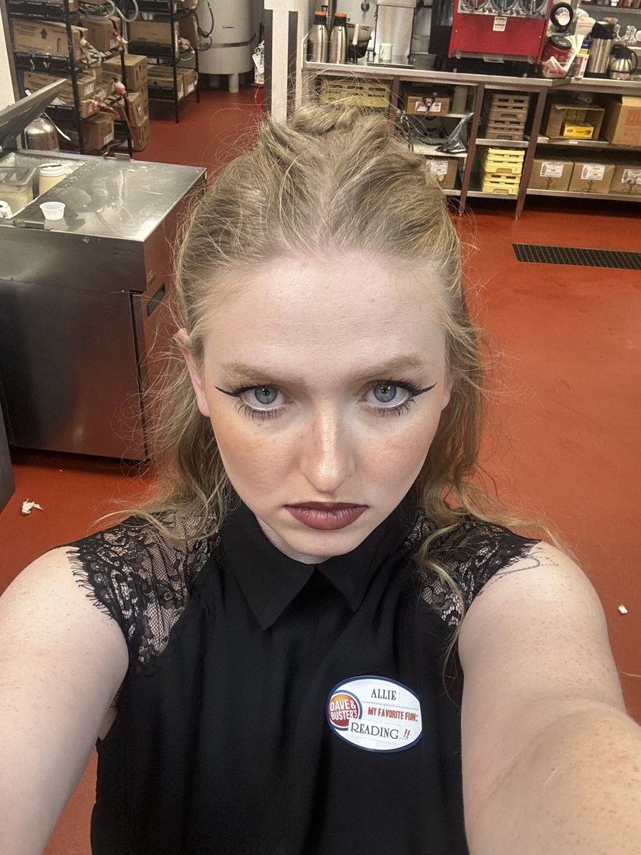 elvensoracle's tweet photo. recent pre work selfies https://t.co/N76nsLsQ5E