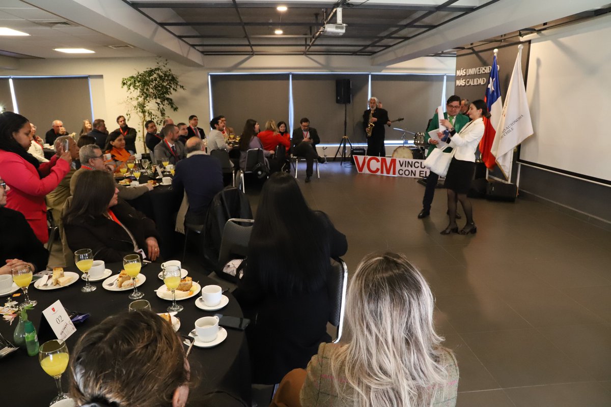 EmilioGuerraUA's tweet photo. 🌟 Hoy celebramos a nuestros valiosos socios comunitarios en la @autonomadechile. Su compromiso y colaboración son fundamentales para la vinculación con el medio a través de nuestras carreras de #Temuc. ¡Gracias por construir puentes entre la academia y la comunidad! 👏🤝 https://t.co/cpDTyHIkhj