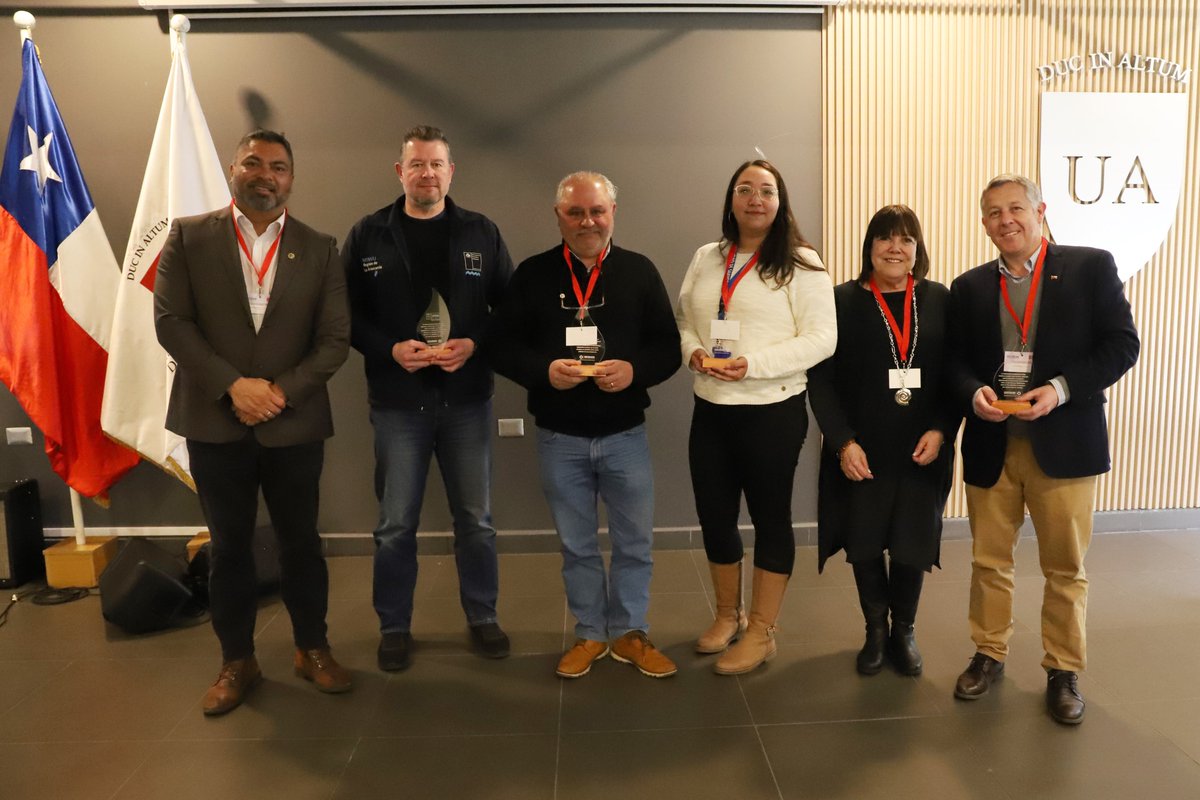 EmilioGuerraUA's tweet photo. 🌟 Hoy celebramos a nuestros valiosos socios comunitarios en la @autonomadechile. Su compromiso y colaboración son fundamentales para la vinculación con el medio a través de nuestras carreras de #Temuc. ¡Gracias por construir puentes entre la academia y la comunidad! 👏🤝 https://t.co/cpDTyHIkhj