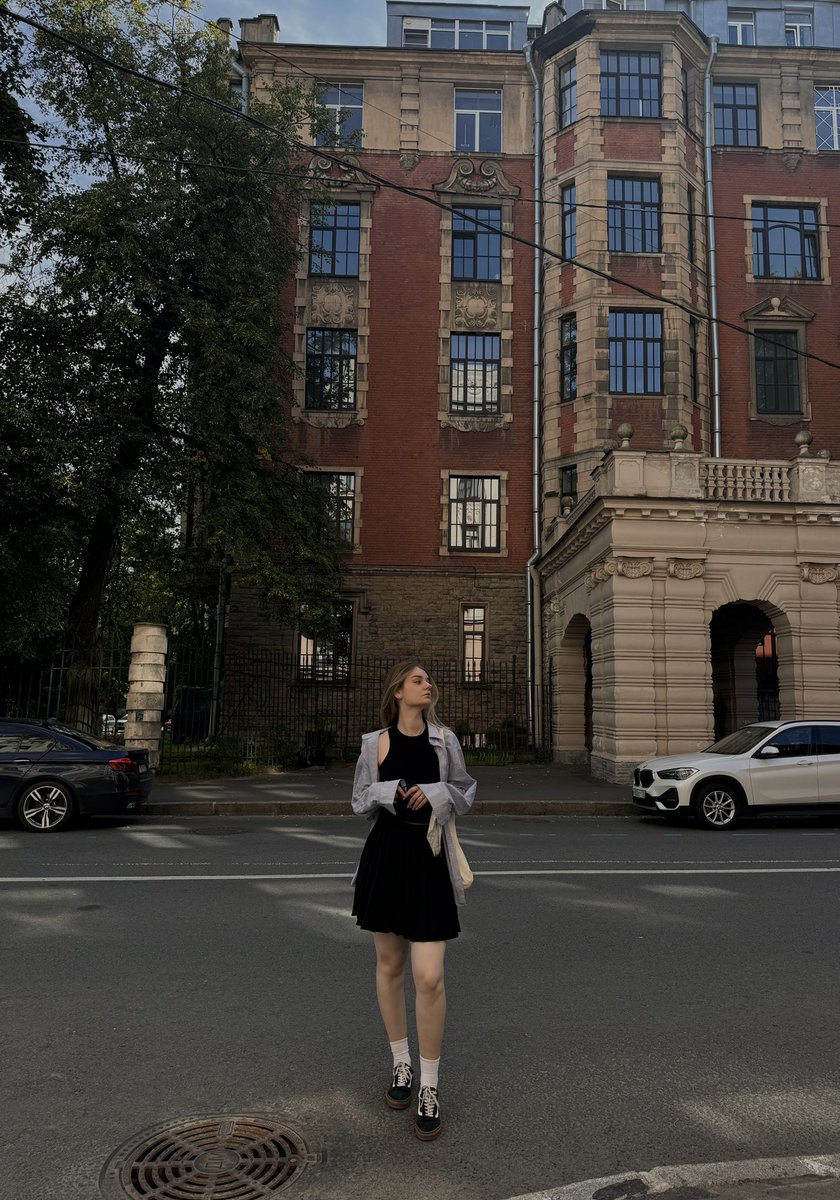 solodusha_'s tweet photo. Первый раз за 7 лет надела на улицу  юбку выше колена. 
Для меня новый этап. Преодоление стеснения и страхов. 
Принимаю себя и свои белые ноги с венами ⚡️ https://t.co/jDWgb8F2NY