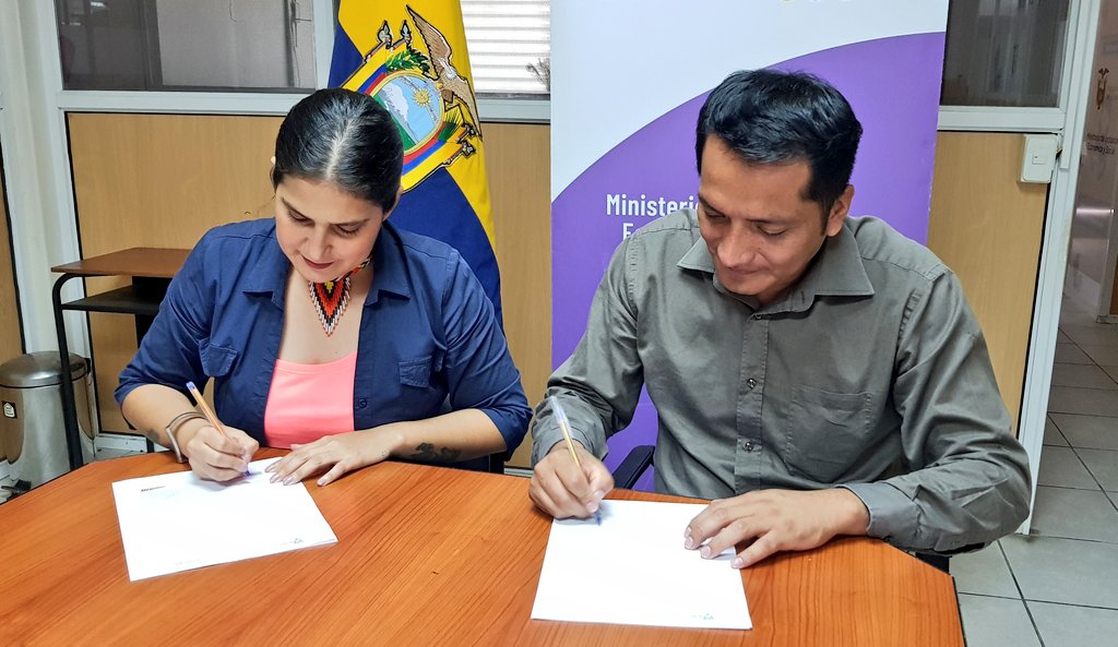 Zona2MDH's tweet photo. #Napo | Firma de convenio de cooperación interinstitucional entre MIES y Centro de Atención Social Prioritaria Llakik Wasi del @gadmarchidona para brindar una atención integral a 60 personas adultas mayores en la modalidad domiciliar, con una inversión de más de 12 mil dólares. https://t.co/iT9r1PEVrE