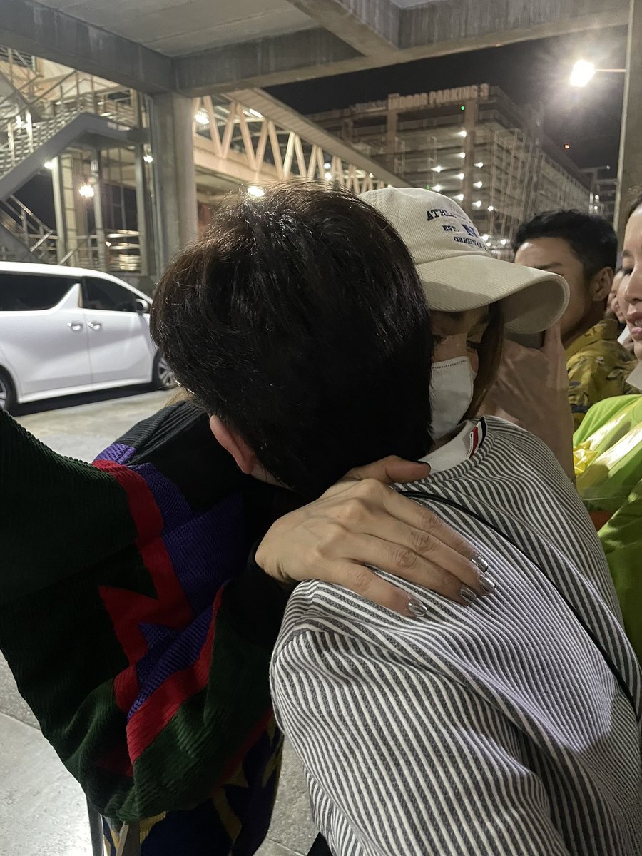 nsryk1's tweet photo. เป็นแฟนคลับที่สุดจริงๆอะ ดีใจแทนเลย ได้คุยกับศิลปินที่ตัวเองชื่นชอบด้วย ว่าแต่คุณเค้าเป็นเจ้าของร้านทองหรือเจ้าของตลาดนะ5555555 
ปล. ขออนุญาตคุณพี่ด้วย แต่ทางนี้ชอบมากตอนที่พี่คุยกัน #PALMYมิตรUniverseConcert https://t.co/Jqy0Yrm36h