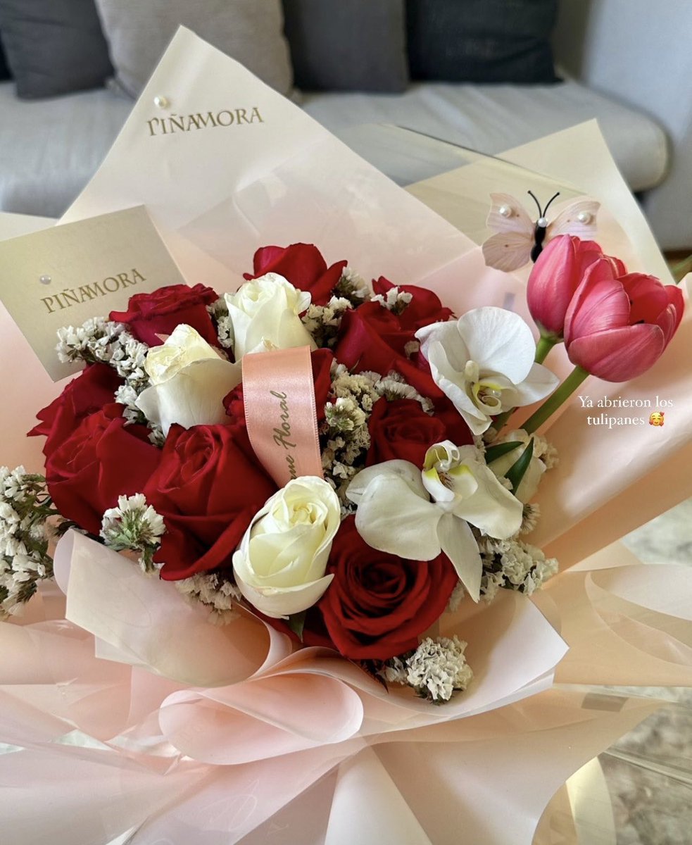 MelinaFGomez's tweet photo. 2 años de casados 🤍🥰
Que los detalles nunca mueran🥹🥹
(Mi flor favorita son los tulipanes) nótese que en cada arreglo hay tulipanes 💗🌷 https://t.co/zX4sxjViXj