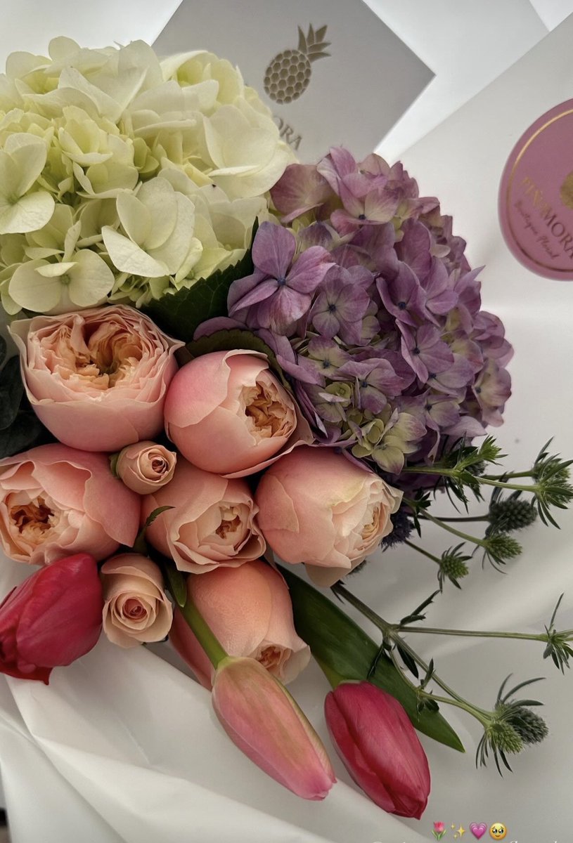MelinaFGomez's tweet photo. 2 años de casados 🤍🥰
Que los detalles nunca mueran🥹🥹
(Mi flor favorita son los tulipanes) nótese que en cada arreglo hay tulipanes 💗🌷 https://t.co/zX4sxjViXj