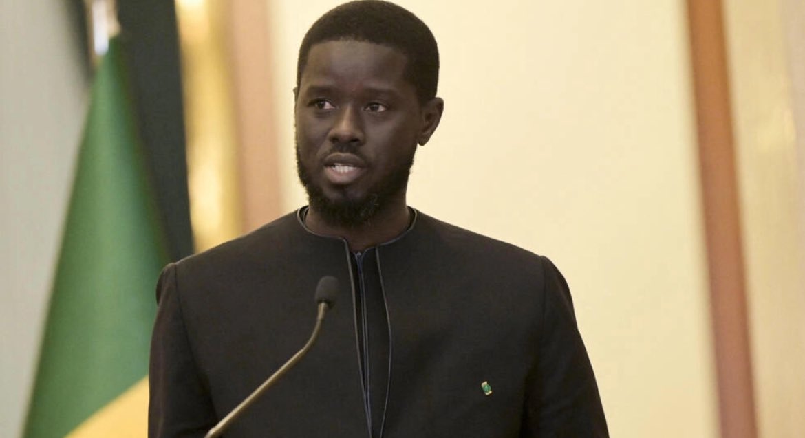Doms_Group's tweet photo. 𝐒𝐄́𝐍𝐄́𝐆𝐀𝐋 🇸🇳|| Dans une allocution télévisée ce jeudi 12 septembre ,  Bassirou Diomaye Faye a annoncé la dissolution de l'Assemblée nationale, en vertu de l'article 87 de la Constitution. Les Sénégalais sont appelés aux urnes le 17 novembre pour des élections législatives https://t.co/dNXK15pyTM