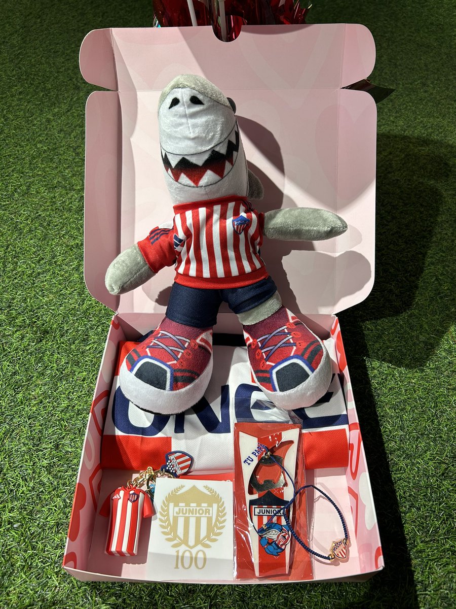 cdfactoryco's tweet photo. • Combo premium: 

Incluye: caja + camisa retro + peluche de Tiburón + pulsera de Junior +llavero de Junior + destapador de Junior + sticker edición limitada (hasta agotar existencias). 

Valor: $129.900 pesos. https://t.co/LYyGfisWCo