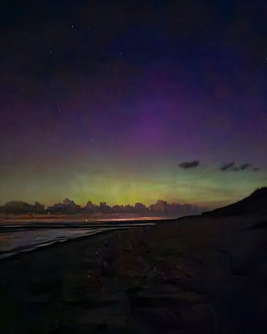 hiddenseeforum's tweet photo. Leider bisschen zu spät gewesen. War aber trotzdem noch schön anzusehen.

Habt ihr die Polarlichter bei euch auch gesehen?

#hiddensee #polarlichter #polarlichter #gutenabend #inselhiddensee #inselliebe https://t.co/adVo048zt7