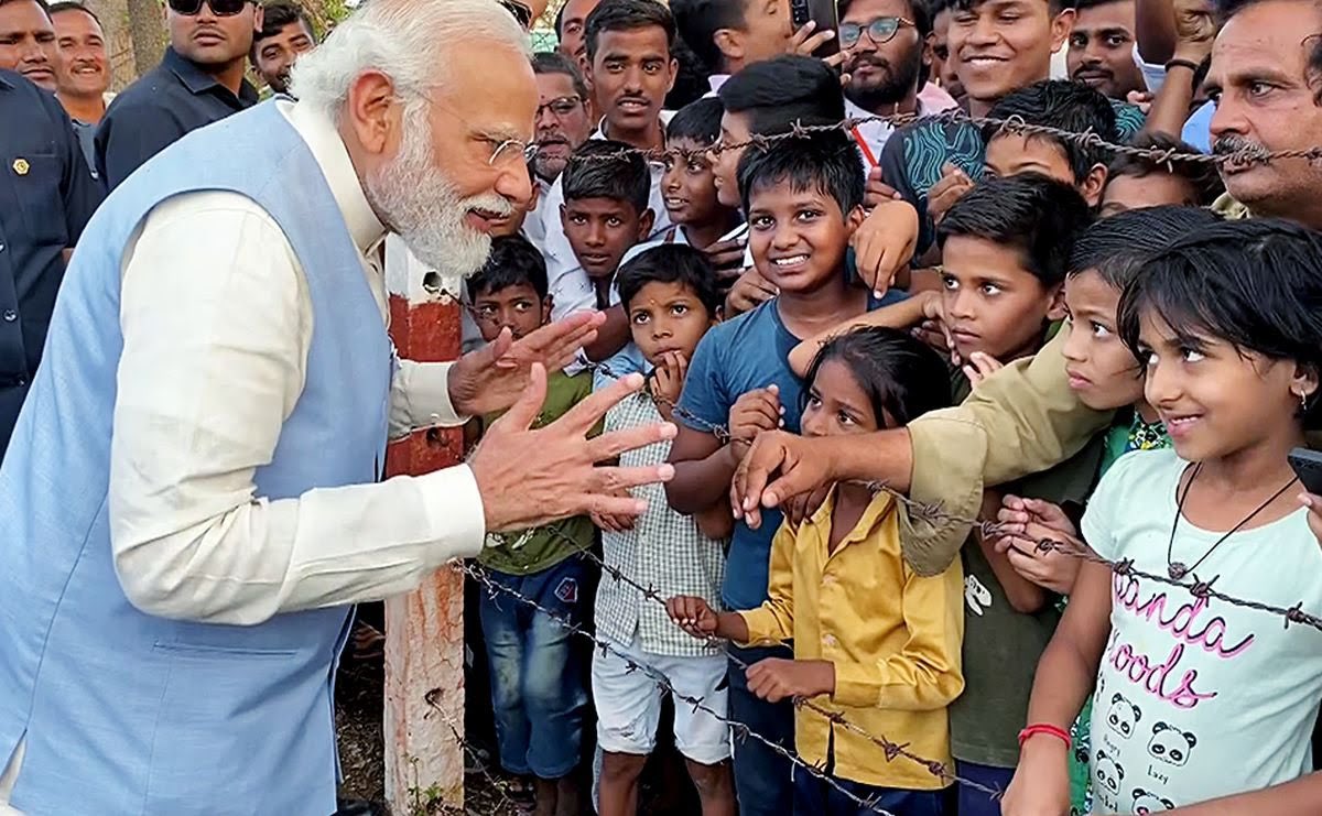 GJ01_ON's tweet photo. @erbmjha What a gesture. Poor kids! https://t.co/qOtWBSsQn6