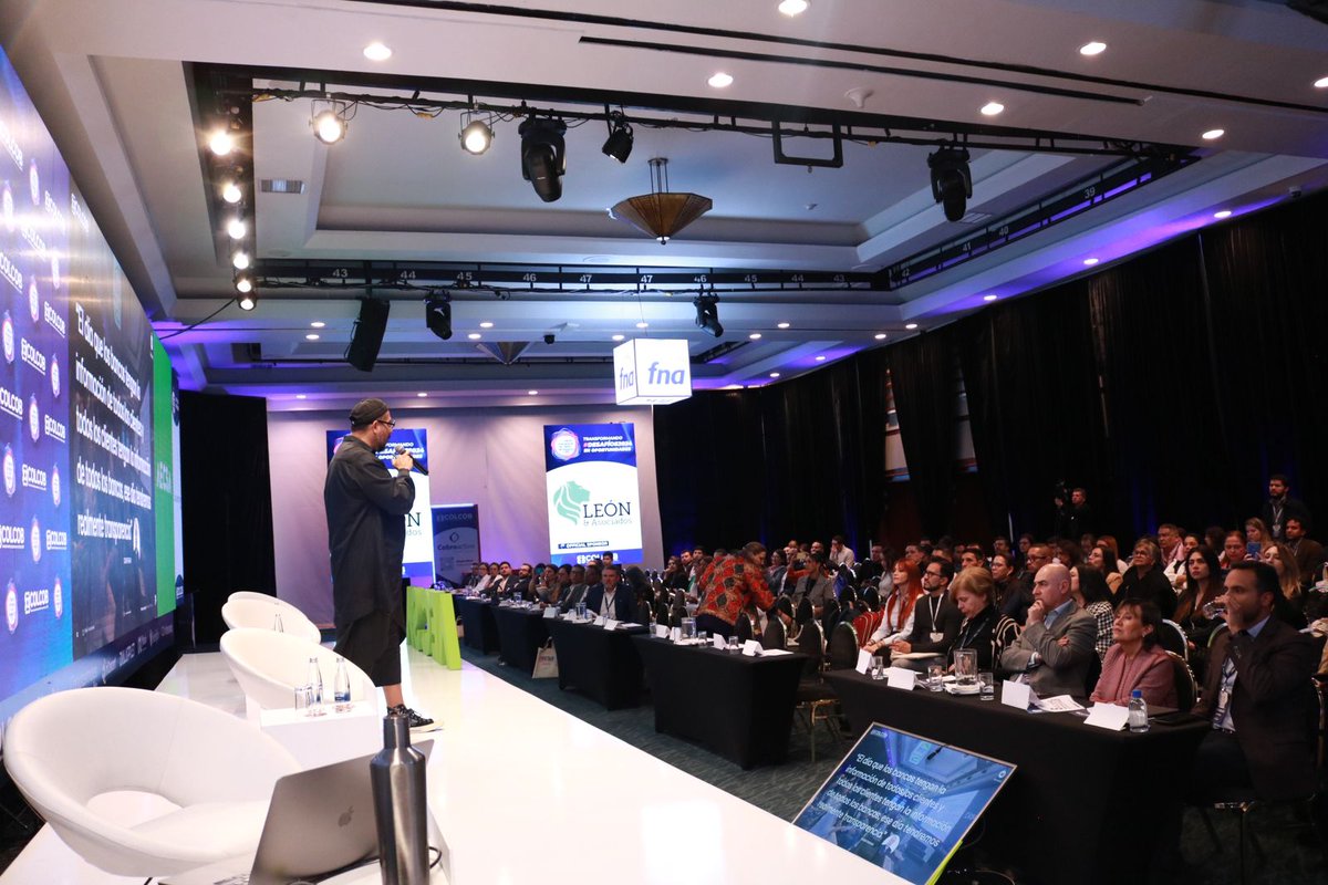 Colcob_Colombia's tweet photo. #CongresoCOLCOB Jon Black - La humanidad aumentada: verdaderos desafíos y oportunidades como marcas, empresas y personas - Pasamos de una economía de atenciòn, a experiencia y ahora entramos a una economía de relaciones, esto va a cambiar  los niveles de negocio @Colcob_Colombia https://t.co/TZHLgspTi5