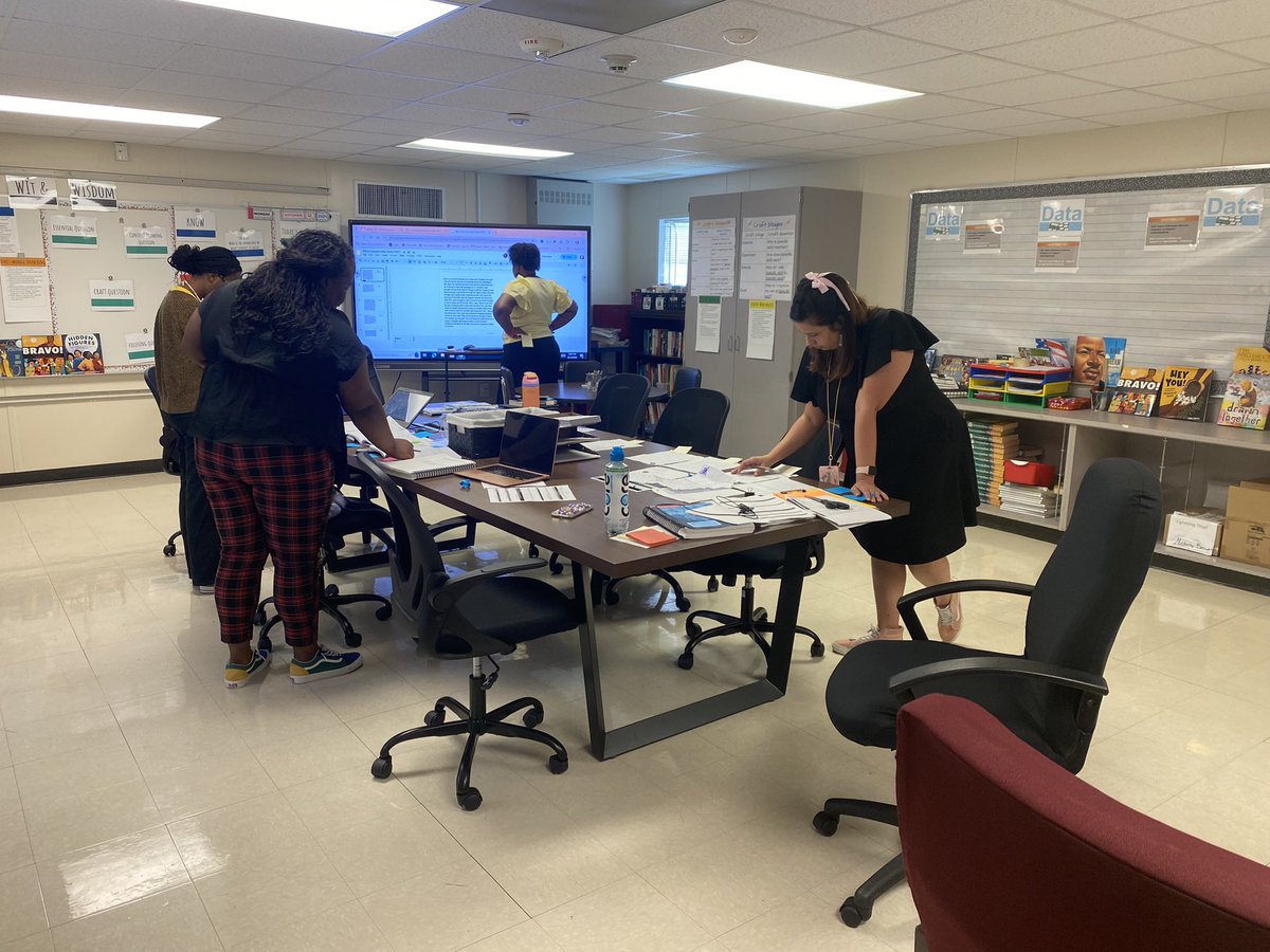 BrandiceArmstr1's tweet photo. Student work analysis in full effect! Great dialogue happened here. @HambrickMS_AISD https://t.co/WRYHvnCj6b