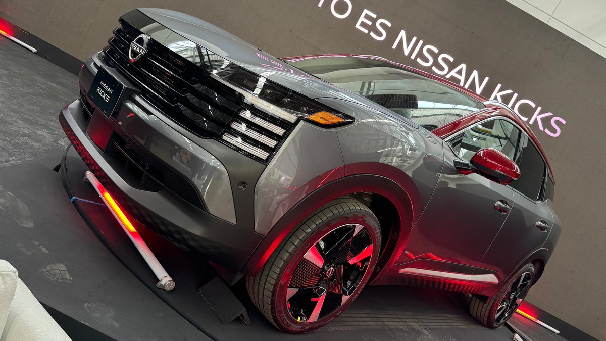 AutosyMas's tweet photo. #NissanKicks2025 se producirá en A1 junto a Sentra, Versa y March, aprovechando la capacidad de la planta para ensamblar un vehículo cada 55 segundos, lo que la posiciona como la más rápida de la marca a nivel global.
@Nissan_mx #EstoEsNissanKicks https://t.co/LPnUab8HOU