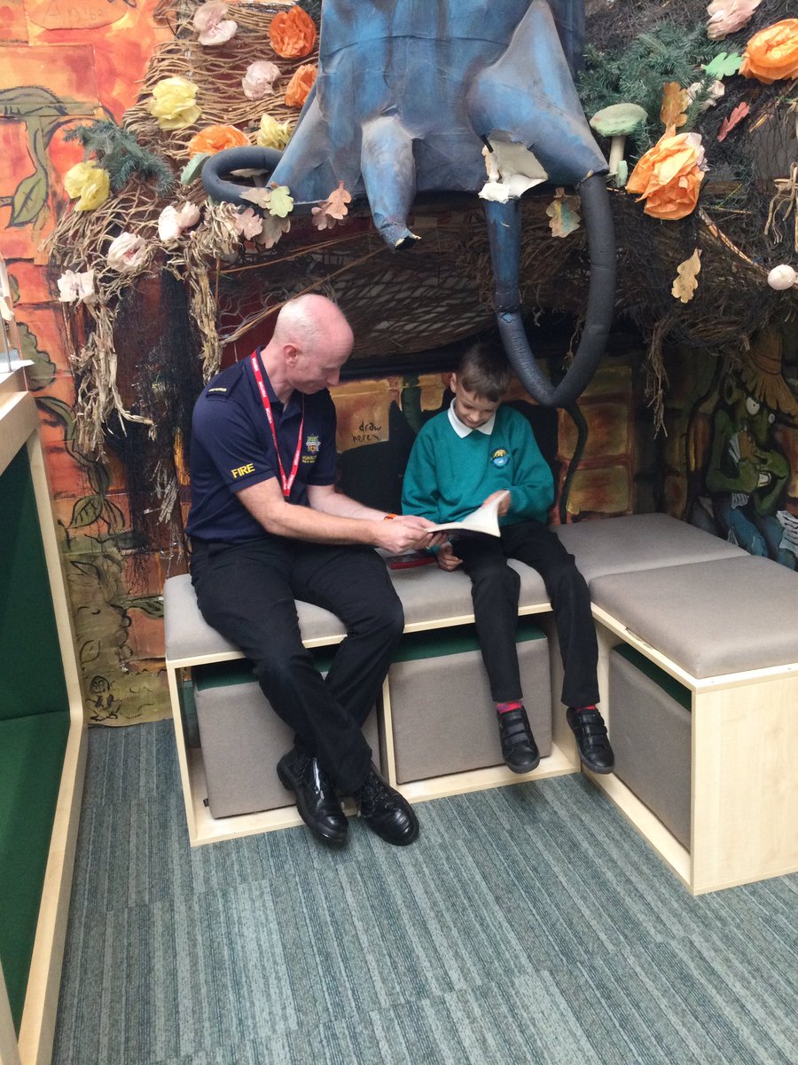 Lakeside_school's tweet photo. @HumbersideFire and @StTipler came to read with some of our Y5 today. #communitylinks#loveofreading @Therabbits21 https://t.co/i3clYO6G7c