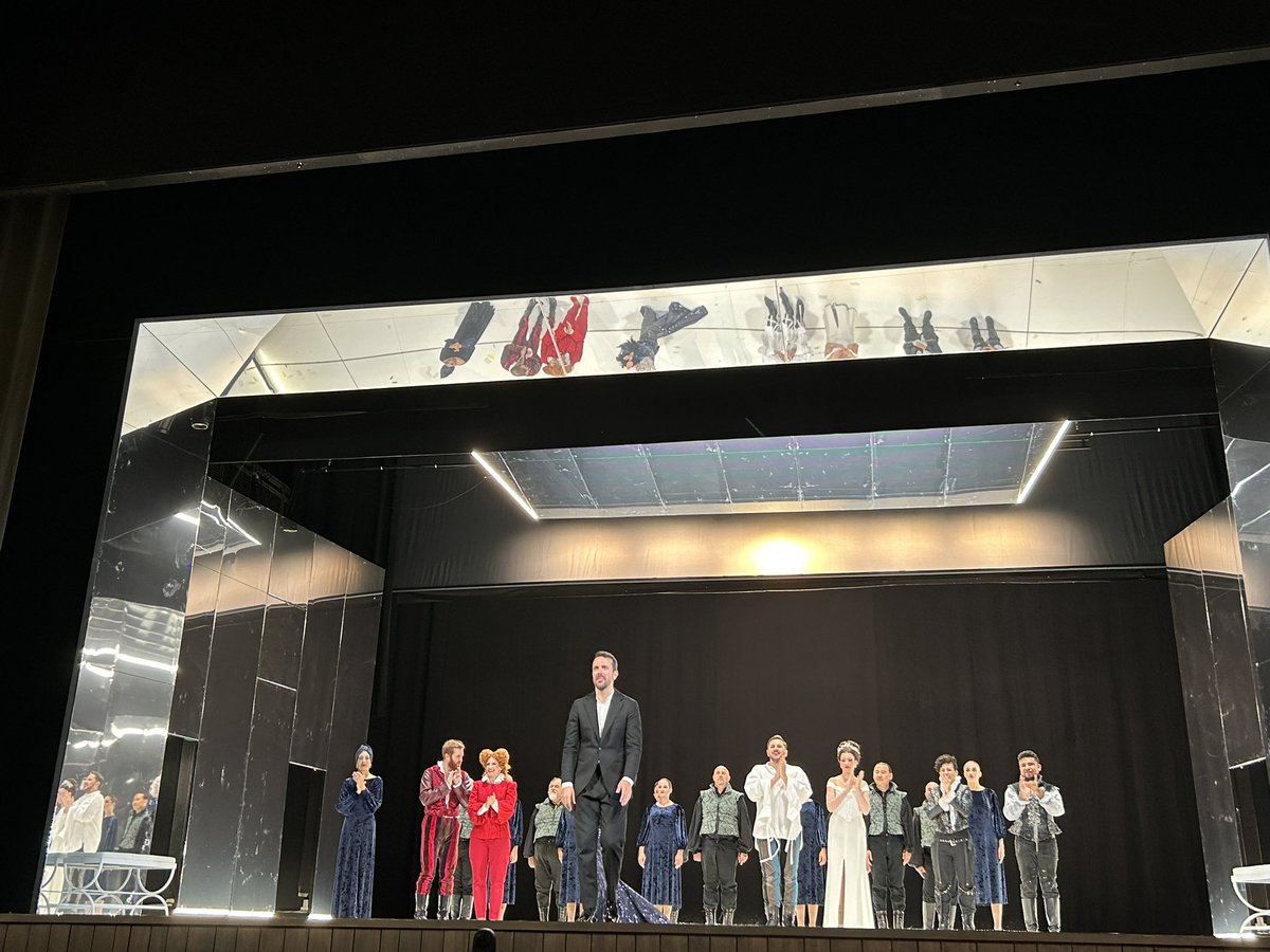 ManuelBrug's tweet photo. Wieder da: #bayreuthbaroque! @ilpdo begeistert mit #francescocorti am Pult mit einem #vivaldi Farbenrausch in #orlandofurioso. 🇺🇦 #yuriymynenko verausgabt sich grandios, die 🪞 Inszenierung ist klug, die anderen Sänger versatil + charaktervoll. Und das #opernhaus ist die🔝Kulisse https://t.co/5p8FANKsi1