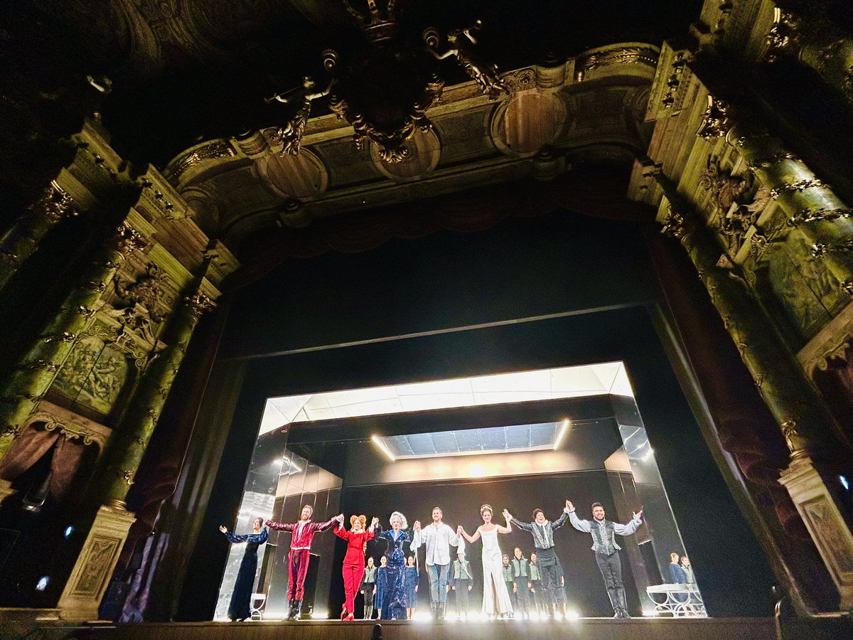 ManuelBrug's tweet photo. Wieder da: #bayreuthbaroque! @ilpdo begeistert mit #francescocorti am Pult mit einem #vivaldi Farbenrausch in #orlandofurioso. 🇺🇦 #yuriymynenko verausgabt sich grandios, die 🪞 Inszenierung ist klug, die anderen Sänger versatil + charaktervoll. Und das #opernhaus ist die🔝Kulisse https://t.co/5p8FANKsi1