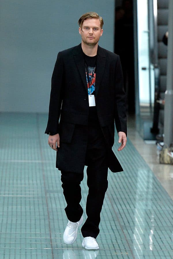 AuthorsIdea's tweet photo. Matthew M. Williams step down as creative director of Givenchy, owned by LVMH.

He will focus on his own brand, 1017 ALYX 9SM. Givenchy has been home to the world’s most renowned fashion designers over the decades, including Alexander McQueen, John Galliano, and Riccardo Tisci. https://t.co/3hW3HpkXmG