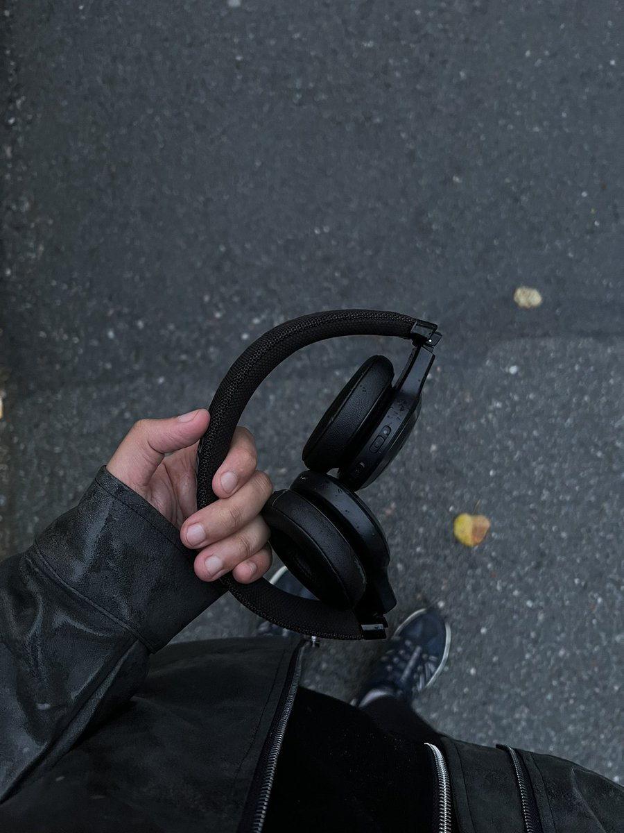 Tadynoll's tweet photo. Headphones on and a long walk https://t.co/9xkcpKVRUo