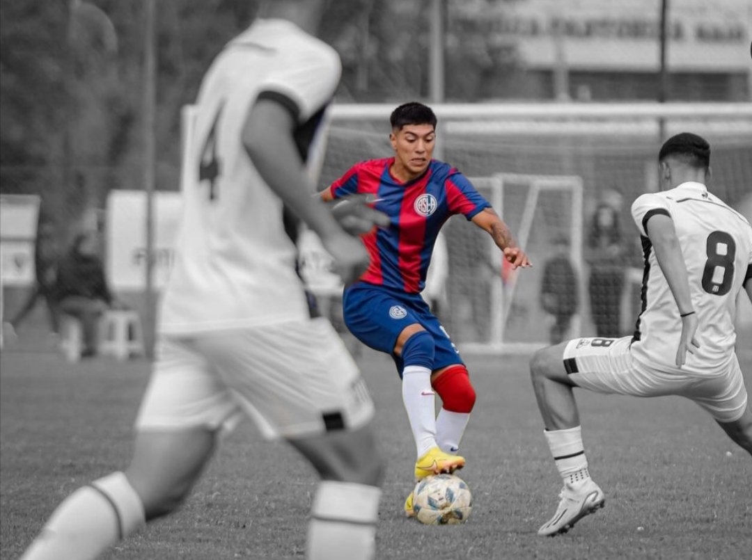 ReservaFutbol_'s tweet photo. Cristian es un jugador que combina marca y técnica, aportando equilibrio al mediocampo de San Lorenzo. Su debut en la Reserva marca un importante paso en su carrera y un motivo de orgullo para todo el club. 🔥🙌 #FuturoAzulgrana https://t.co/N7AiM2N24r