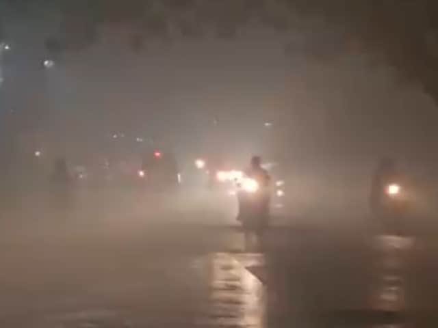 Gemloson's tweet photo. A gas leak from a chemical company in Ambernath, Thane district, Maharashtra, caused significant concern on Thursday evening. The leak led to reduced visibility and caused discomfort https://t.co/avnVTNlM8w