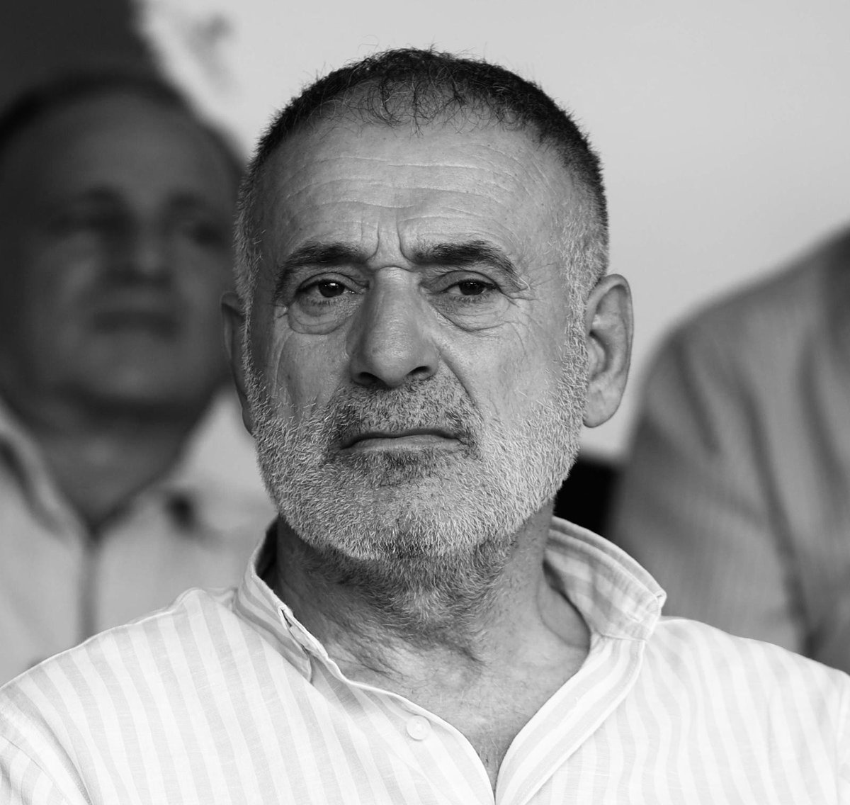 Yüreğim yanıyor.

Yol arkadaşım, kader arkadaşım Halim Kara'yı kaybettik.

İyi günde kötü günde birlikte yol yürüdüğüm kardeşim. Bugüne kadar bir karıncayı dahi incittiğini görmedim. Tertemiz bir kalbi vardı.

Allah mekanını cennet eylesin. Rabbim rahmetiyle karşılasın.