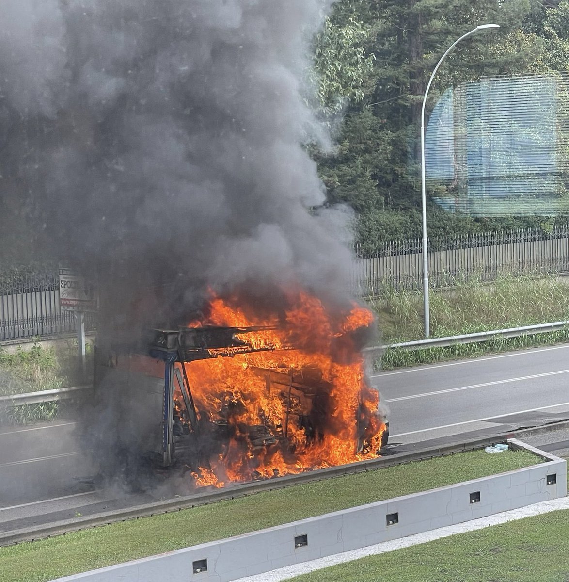 g_caprotti's tweet photo. Ieri a #Sovico, a due passi da #albiate, hanno incendiato un furgone adibito al trasporto della frutta .Si dice che ci sia lo zampino della #mafia . A me ha fatto risvegliare vecchi ricordi: due gelsi incendiati davanti alle mie finestre #stalking #leossadeicaprotti #brianza https://t.co/yHMePXDr9k