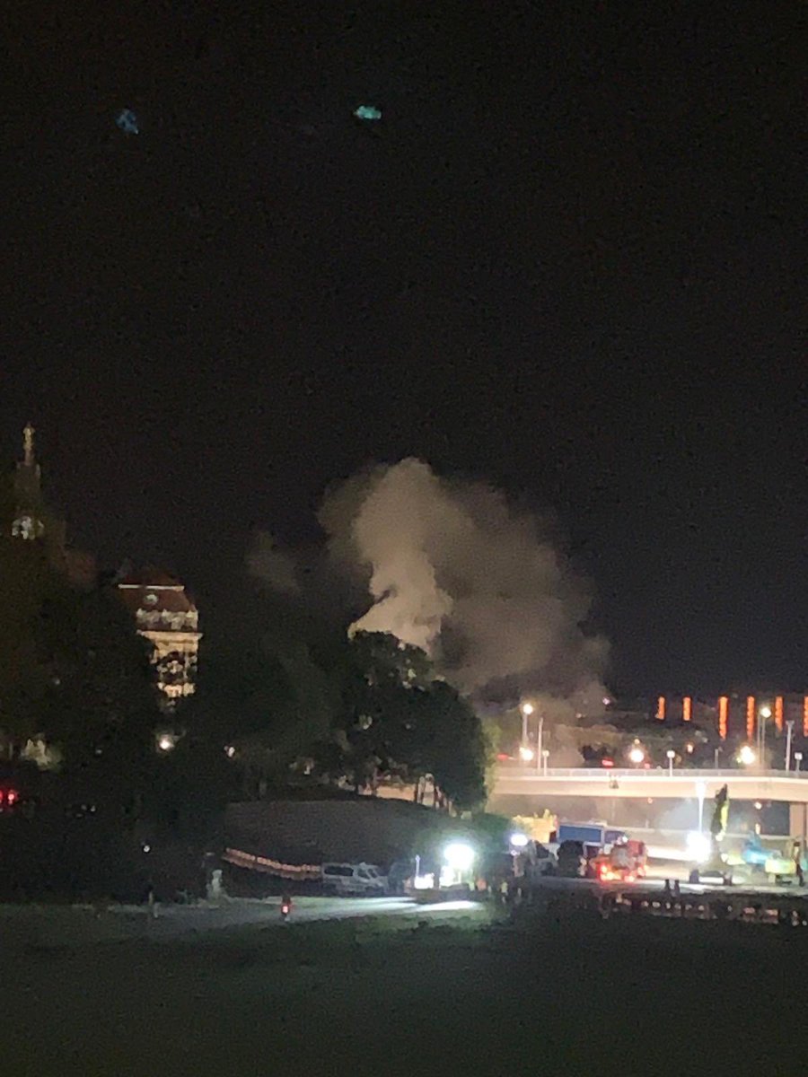 RPFDMOPO's tweet photo. 22:46, zweite Sprengung an den Leitungen erfolgt. Offenbar größere Dezonation. Fotos: privat/Danke an die Quelle! #dd1209 #Carolabrücke #Dresden https://t.co/Avurxm17fg