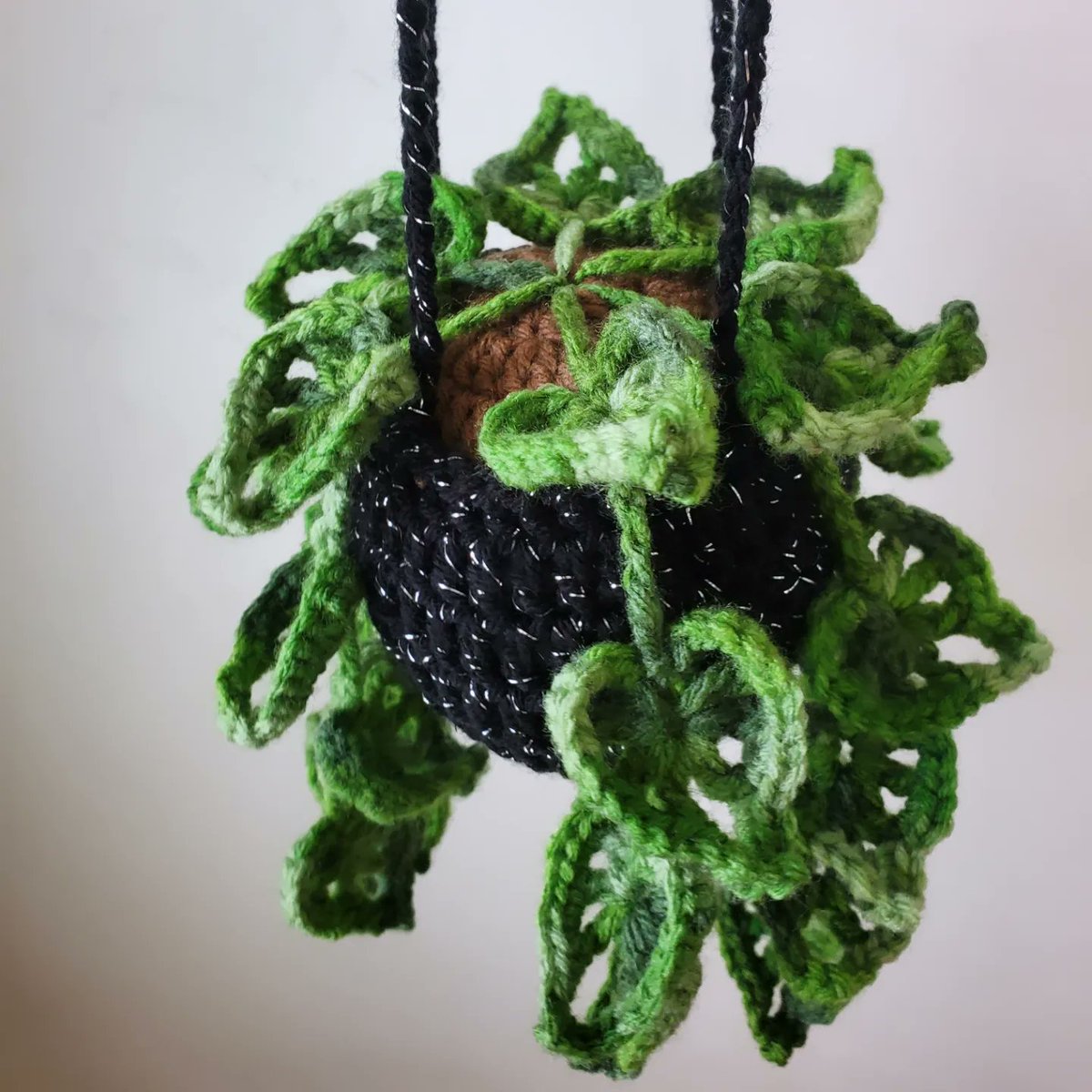 HookedWithAspy's tweet photo. 💝Customer Order💝
Crochet Hanging Monstera Plant
#Crochet #crochetplants #keeponshoppingsmall #handmadegifts #handcrafted #supportsmallbusiness #handmadewithlove #loveyarn #bigtwistyarn #redheartyarns #plantlover https://t.co/u3sSrk1Dib