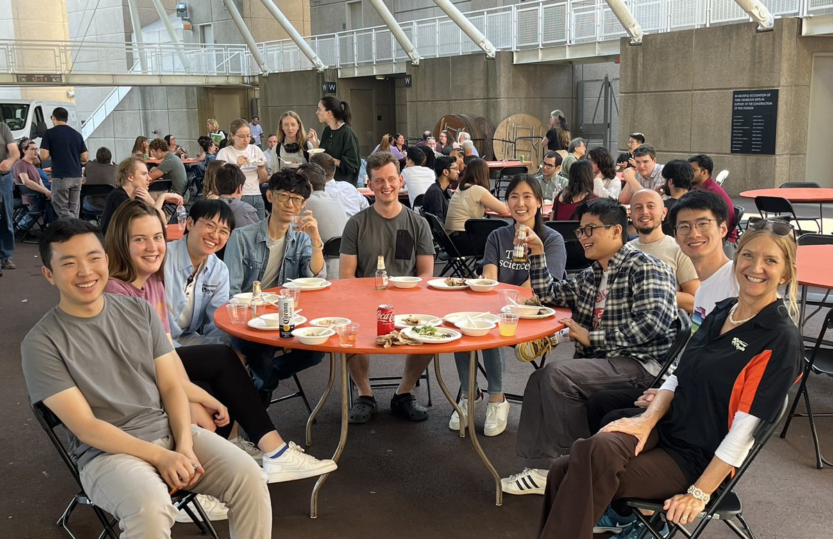 Beautiful day 😎 to meet up with the <a href="/LabYazdani/">Yazdani Lab</a> group for the <a href="/PrincetonPhys/">PrincetonPhysics</a> “Welcome Back” gathering! Students, postdocs, faculty and staff relaxed by the #PrincetonU football stadium.🍕🍺🍦