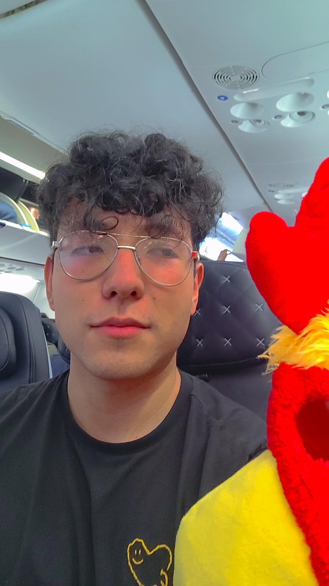 TheMagmaBoi's tweet photo. ayuda es la primera vez que viajo en avión y al lado mío va un furro https://t.co/O8xz5z0GgY