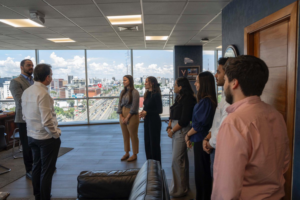 Nos reunimos con los nuevos pasantes de este año 2024, pertenecientes al programa de pasantías entre el <a href="/MIC_RD/">Ministerio de Industria, Comercio y Mipymes</a> y <a href="/unibeenlinea/">Unibe</a>, Marco Holguín, Lila Guzmán y Ailen Méndez, quienes están desarrollando un programa de asistencia técnica para la mejora de los procesos en el