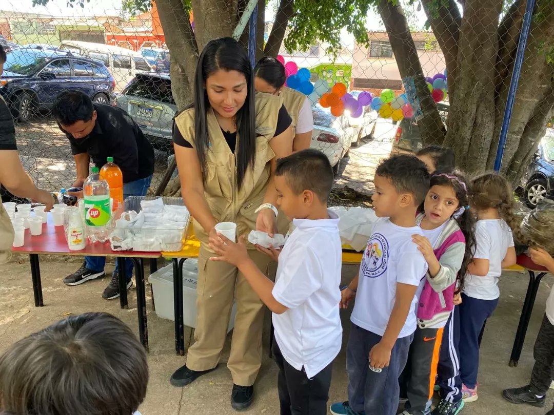 PNPRRS_HN2022's tweet photo. 2/2
Compartimos con ellos un momento de alegría, llevandoles palomitas, fresco, pastel, confites y regalándole un tiempo en el Saltarin.... ✅
Damos gracias a las organizaciones que de igual manera forman parte de esta celebración..🎈💯
@semibras
@CAMOSAHONDURAS
@PNPRRS_HN2022 💙 https://t.co/KW1eIaKxvW