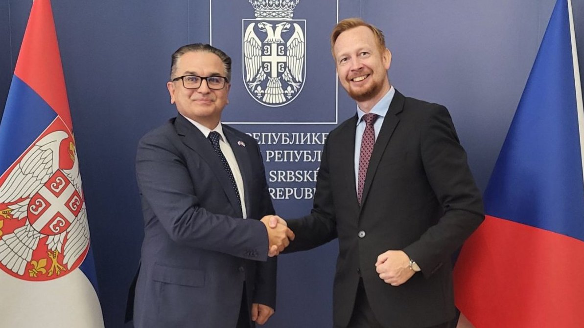 SRBinCzech's tweet photo. Velvyslanec Berislav Vekić se setkal s ředitelem Zdeňkem Čechurou z @min_dopravy . Diskutovali o posílení spolupráce mezi Srbskem a Českou republikou v oblasti dopravy a infrastruktury jako důležitého pilíře bilaterálních vztahů. #Srbsko #Česko 🛣️🚄 https://t.co/EcEMxqLnoF