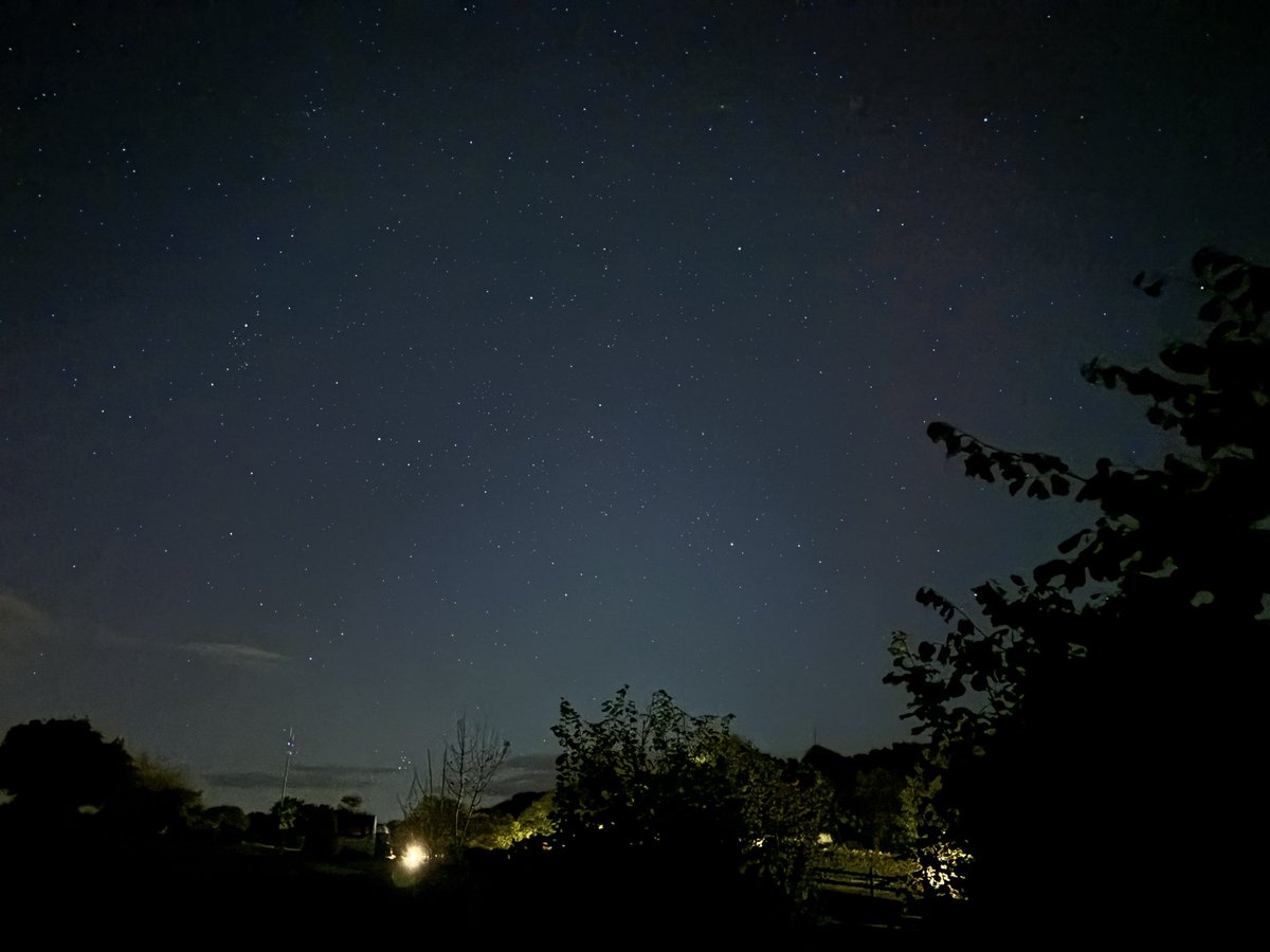 NWGuyUK's tweet photo. #AuroraBorealis #NorthernLights visible in the Southern Lake District of the UK this evening. Only visible through the phone in low light setting, but they are definitely up there. https://t.co/0izduwfNZP