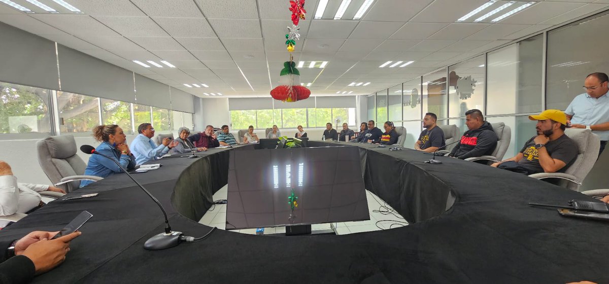 Cenhchofic's tweet photo. #Planeación | El trabajo en equipo siempre tiene grandes resultados. Revisando últimos detalles para la ceremonia de los #NiñosHéroesDeChapultepec  #cenhch https://t.co/WyPXNyzv00