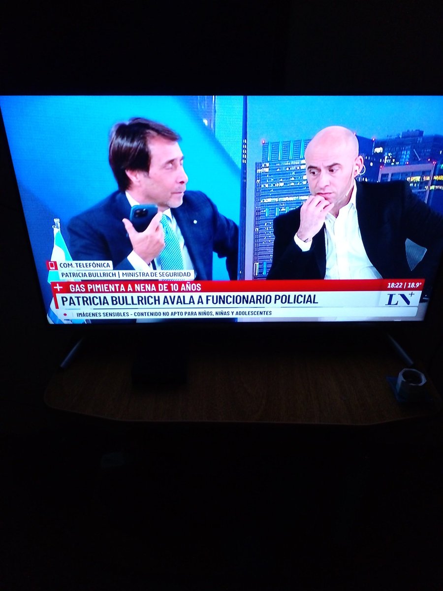 Qué harta me tenés Feinmann, siempre buscando el pelo al huevo.🤷‍♀️
La policía en ningún momento tiro gas pimienta a la nena.😡