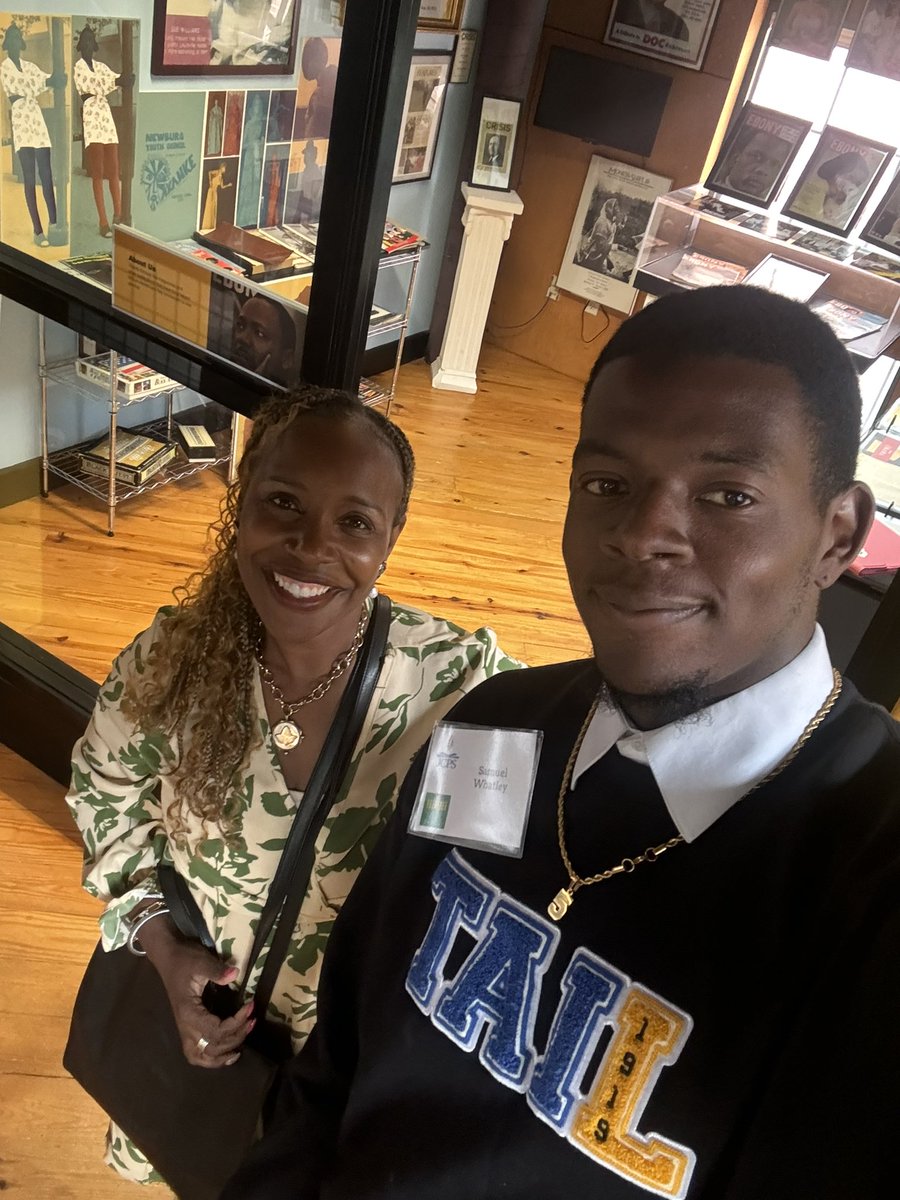 DiyanaJones's tweet photo. Today I attended the @JCPSKY @KyStateU Teacher Recruitment Event and ran into several students that I taught as freshman at KSU and one was my WMSFA baby! They’re now seniors and ready to start student teaching! Hopefully, they’ll join us in JCPS soon! My heart is happy!!!! 💚💛 https://t.co/T0wxiVfdML
