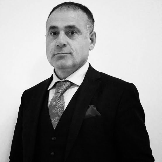 Kıymetli amcam,
Aynı davada omuz omuza yürüdüğümüz Halim Kara’nın vefatını derin bir üzüntüyle öğrendim. Bu yola gönül vermemdeki katkısı ve emeği asla unutulmaz. Onu her zaman iyiliği, güzel ahlâkı ve temiz kalbi ile anacağım.
Allah rahmet eylesin.Mekânı cennet, makamı âli olsun