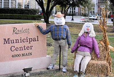 Scarecrows on Main dlvr.it/TD9GNr