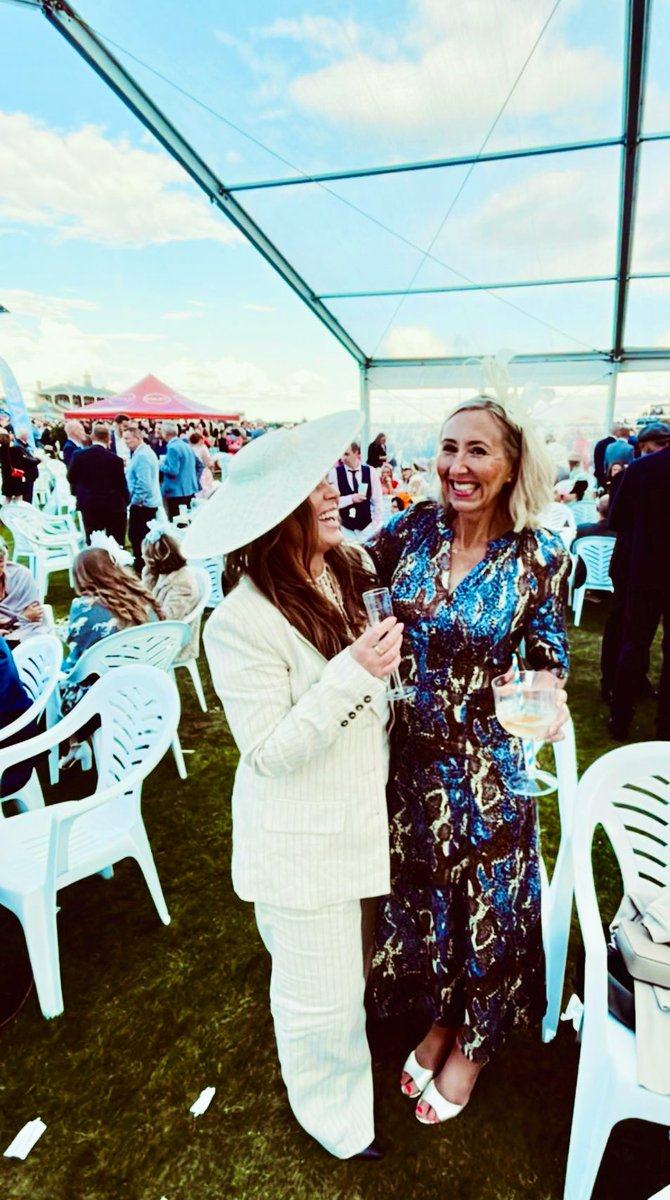 AngeJayne77's tweet photo. Fun at the races today 🎉🤣 https://t.co/hYVKd2l4Qe