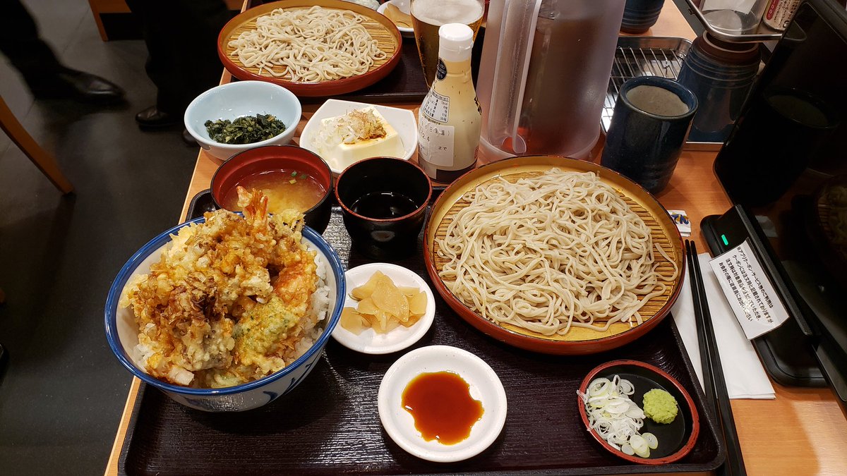 Davecko's tweet image. First day in Japan was amazing! A lil jet lagged arriving later in the afternoon, but a ton of things to see around our hotel &amp;lt;3